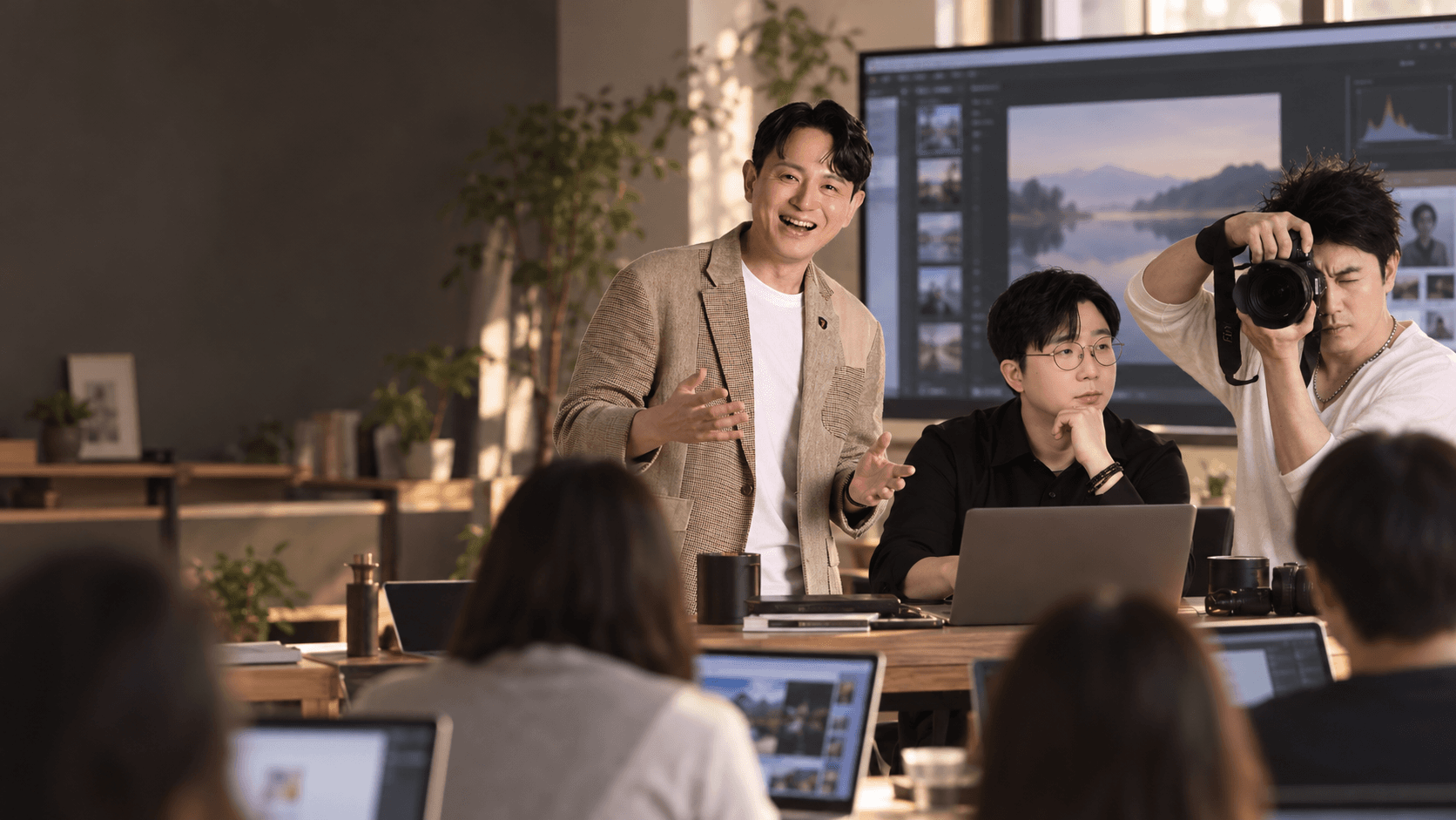 조영빈·이석호·박재범 강사진이 함께 수업을 진행하는 AI 재구성 장면