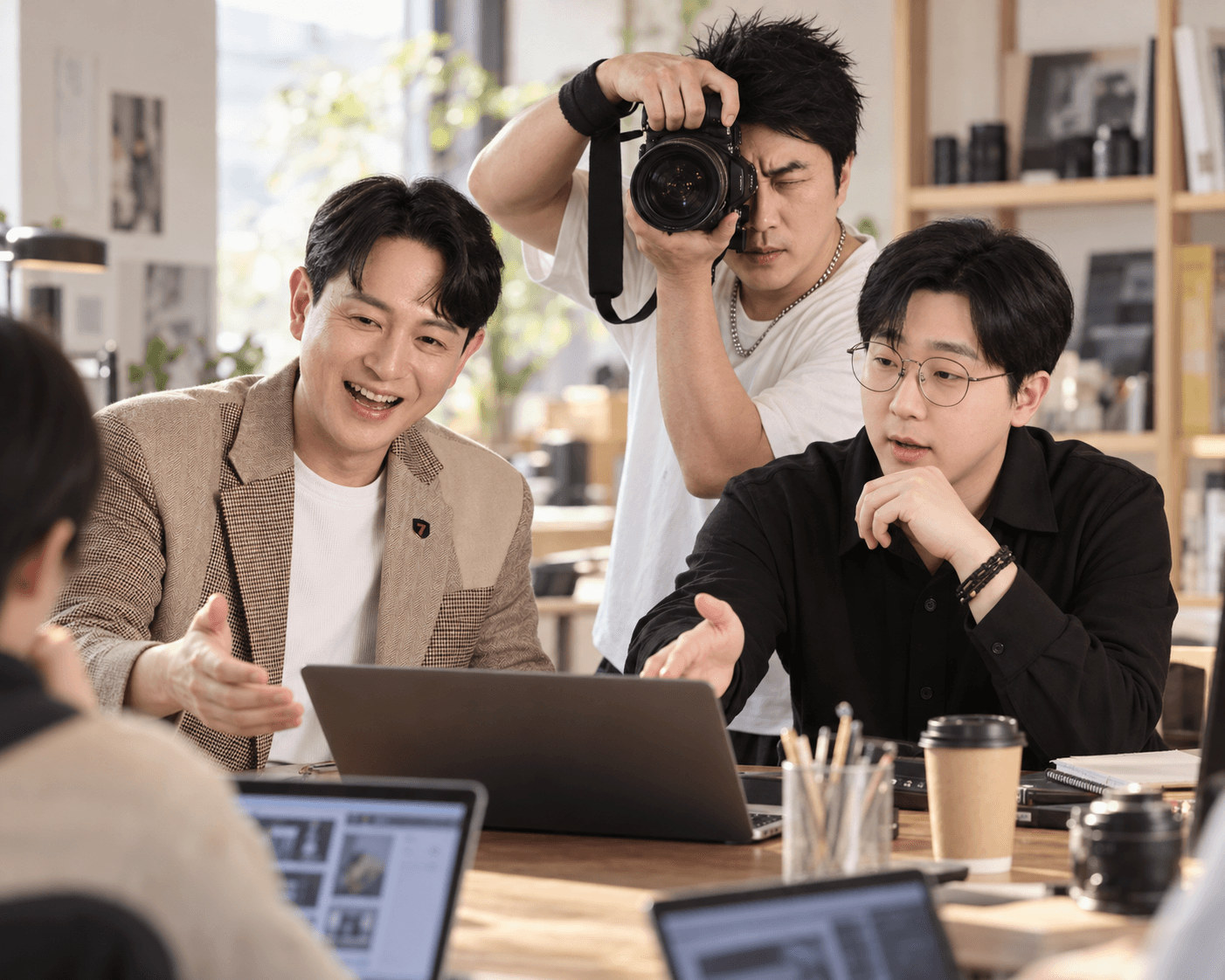 네오앤피터 강사진이 함께 실습을 지도하는 AI 재구성 장면