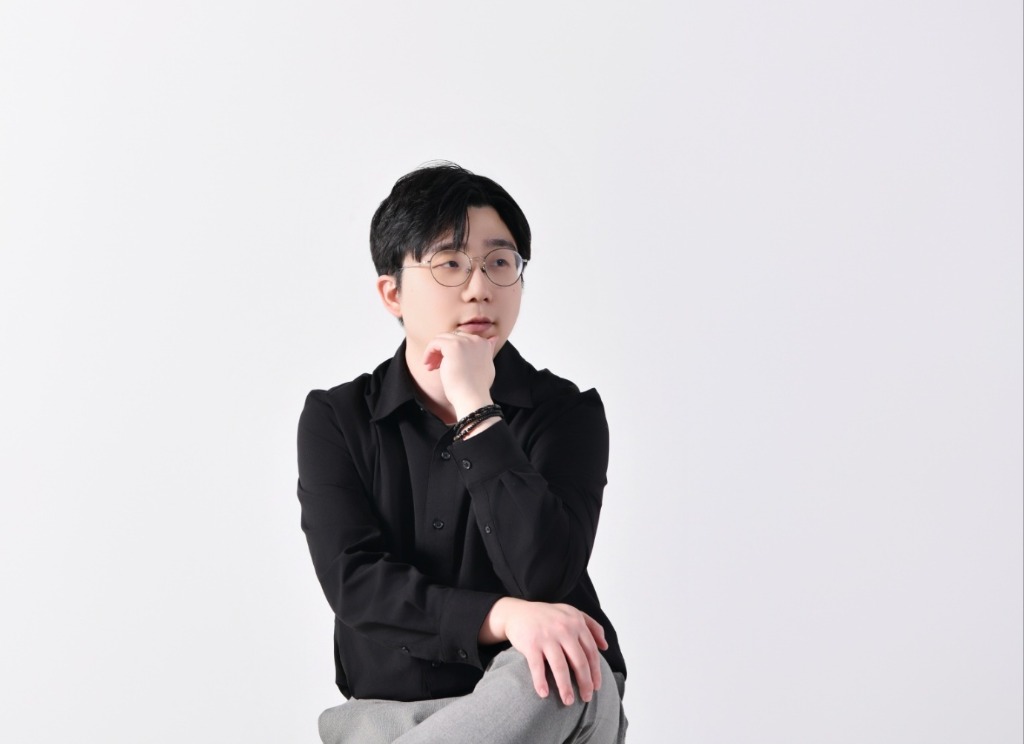 검은 셔츠를 입고 앉아 있는 이석호 대표의 프로필 사진